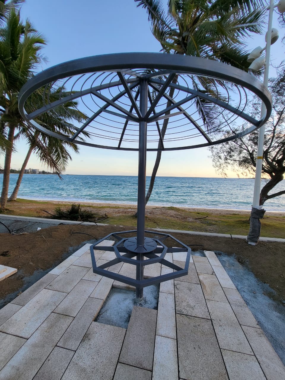 八角形花园桌和遮阳伞